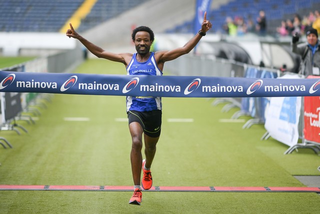 Sieger in neuer Streckenrekordzeit Seboka Mitku 2020 halbmarathon sieger m